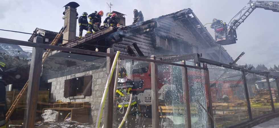 In fiamme Malga Ritorto a Pinzolo: gravi i danni alla copertura della struttura